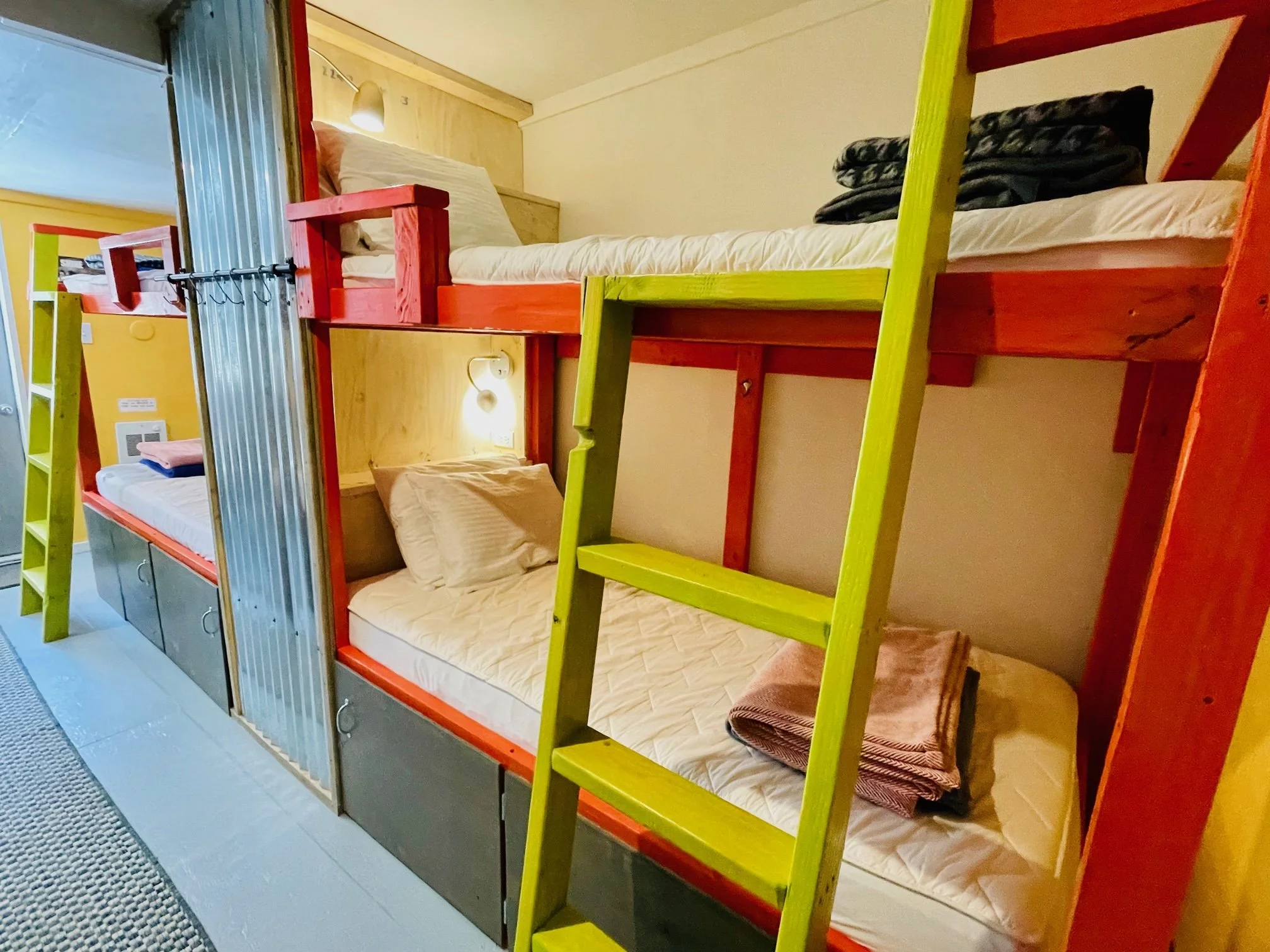 USA Budget Hostels — Hosteling.US
